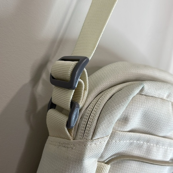 The North Face Jester Crossbody Bag TNF White Metallic Mid Grey 2.3lt 2 Way Zip - Picture 5 of 15